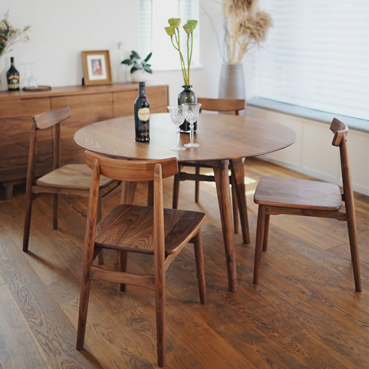 Simplicity Style Round Dining Table Solid Wood Dinner Table with 4 Legs