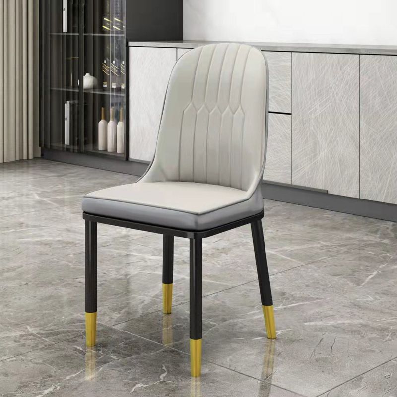 Silla de comedor sin brazos con respaldo sólido de comedor de cuero de PU de estilo escandinavo