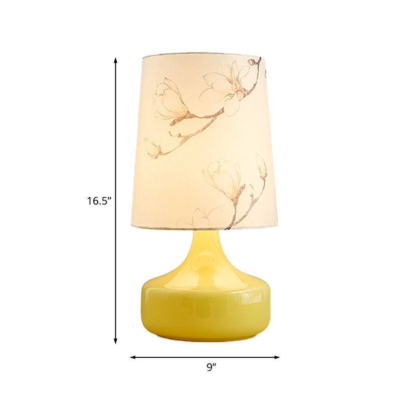 Luce notturna in tessuto stampato a lampadina singola Illuminazione da comodino a botte bianca da giardino coreano con base in vaso giallo