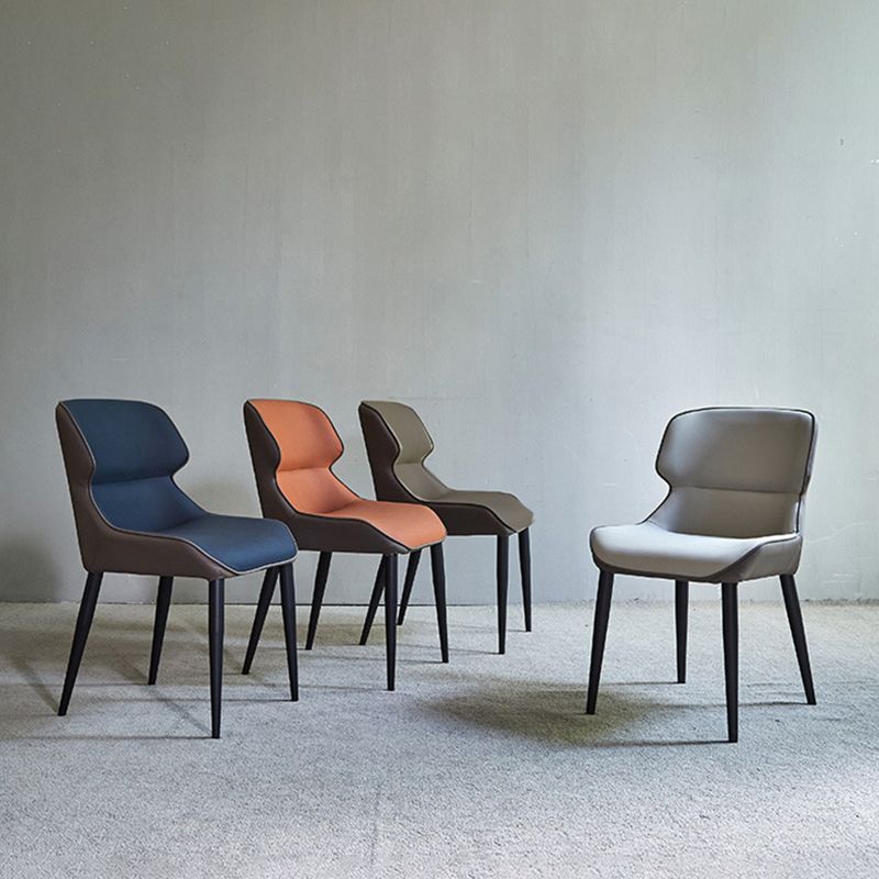 Chaise de salle à manger de style scandinave en métal.