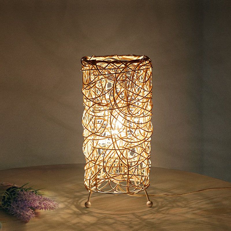 Luz de mesa cilíndrica de estilo moderno Rattan de una sola bombilla.