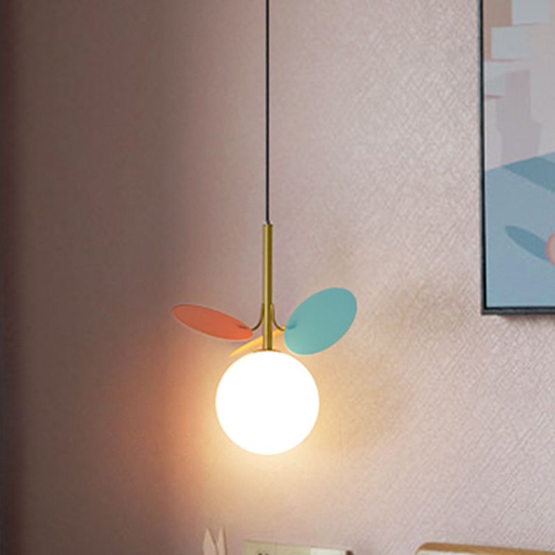 Noordse wereldhanging licht wit glas 1-bol slaapkamer hanger lamp met rood en blauw PVC-paneel