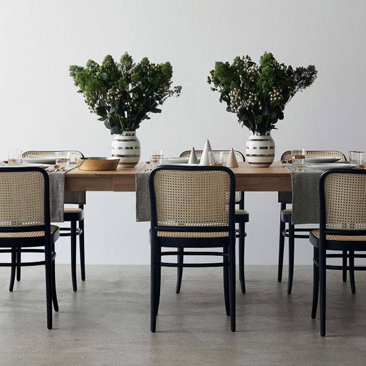Cuisine contemporaine ouvrant le dossier de la chaise d'appoint de salle à manger en bois massif