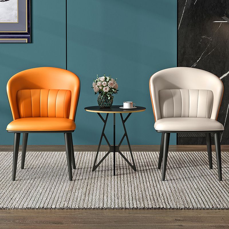 Silla lateral de comedor curvada de cuero para interiores moderna, silla sin brazos Parsons