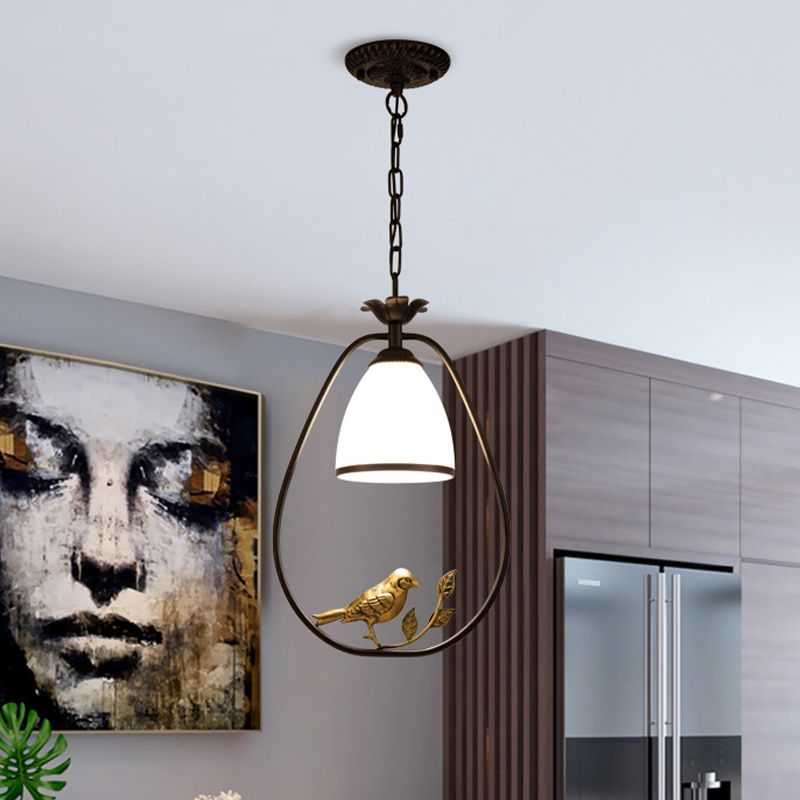 Rustiek ovaal/ronde slinger licht 1 lamp metalen hanglamp in zwart met bel witte glazen schaduw en vogeldecoratie
