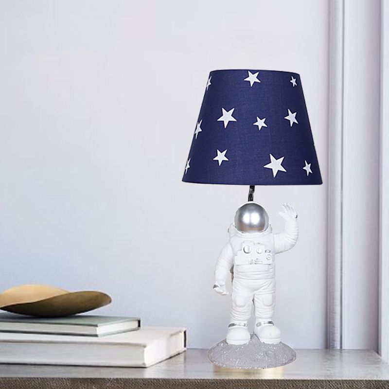 Blue Empire Shade Night Lampe Kinder einzeln stern gemustertem Stofftisch Beleuchtung mit geschnitzter Raumfahrt -Basis, 10 "/13" breit