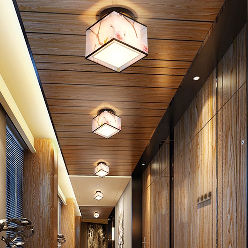 Traditionelle geometrische halbspüchen Deckenleuchte in der Nähe des Deckenlichts