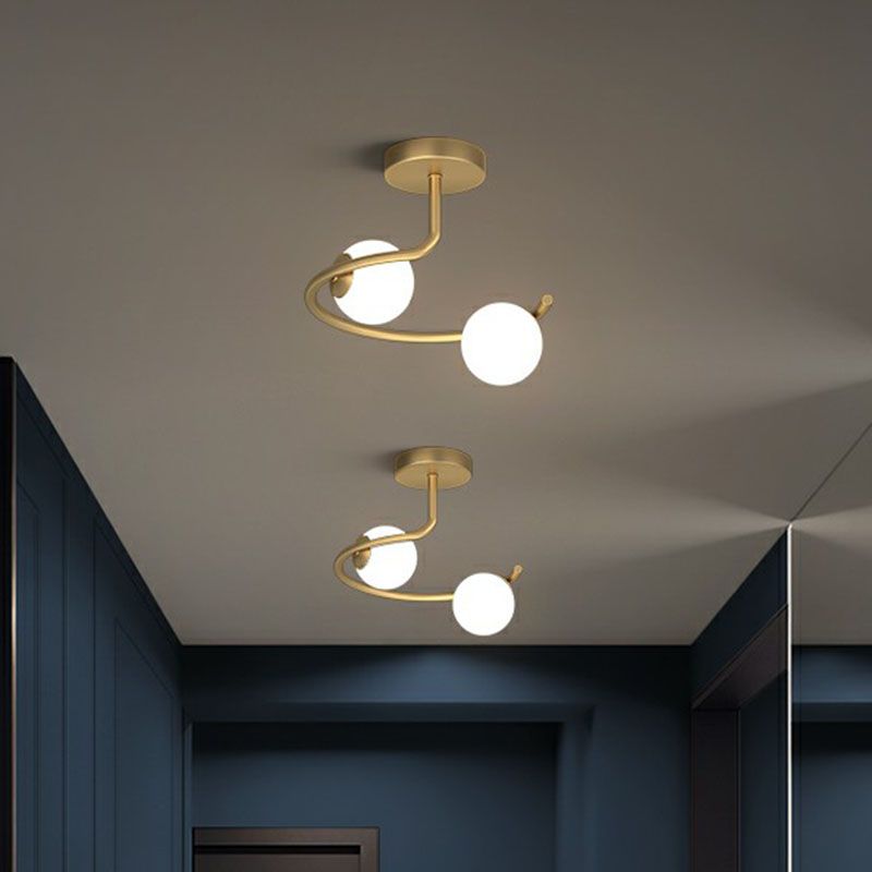 Kugelkorridor Flush Mount Leichte Creme Glas künstlerische Halbflush -Deckenbehandlung in Gold