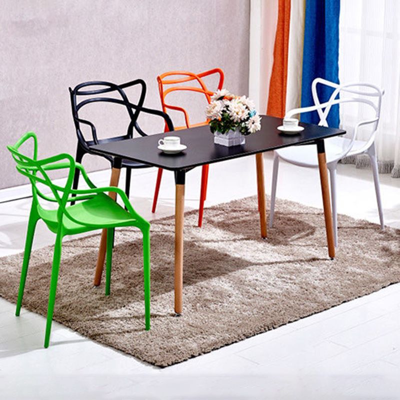 Silla de comedor con respaldo cruzado de plástico mate con brazo para restaurante escandinavo
