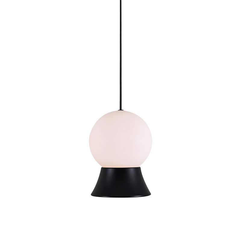 Kit d'éclairage de globe en verre blanc postmoderne 1 lumière légère avec une teinte en métal doré / noir