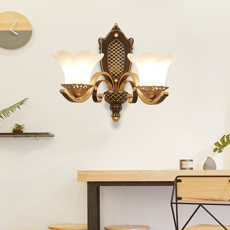 Luz de la pared del dormitorio de flores iluminación tradicional de montura de pared de latón de 2 cabezas con brazo curvo