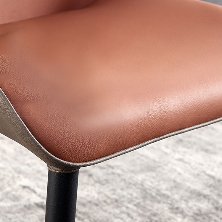 Silla moderna de comedor de metal tapizada Parsons con patas negras