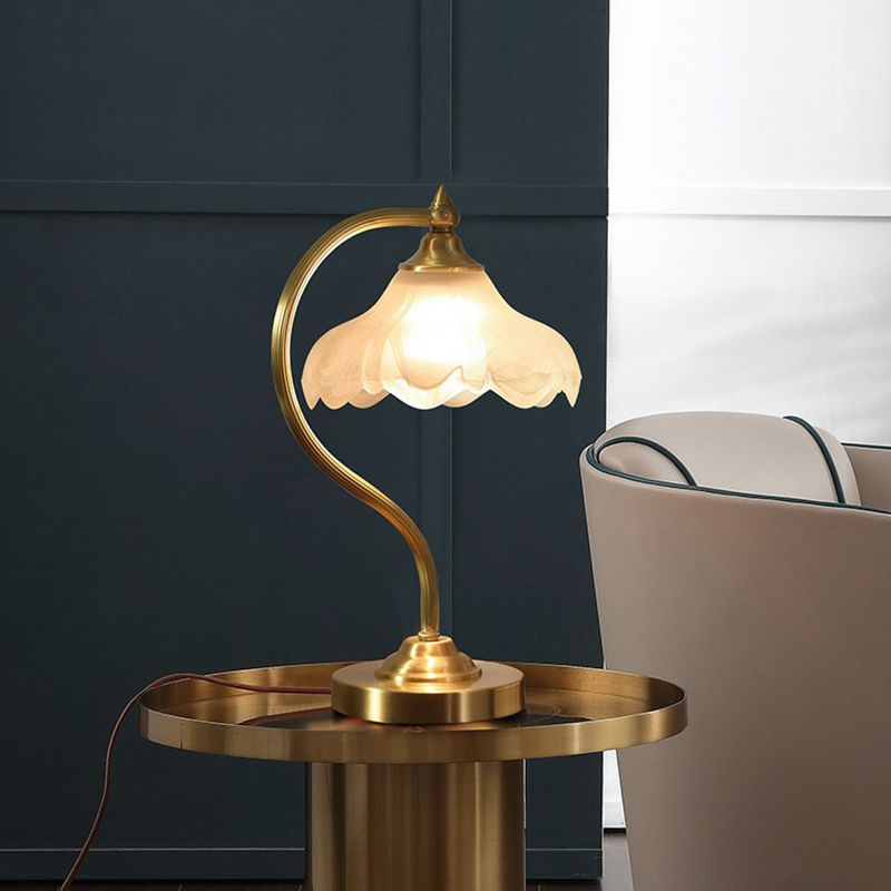 Lampada da comodino in ottone a coglione da comodino tradizionale in metallo da soggiorno a 1 luci leggero con tonalità in vetro glassata floreale