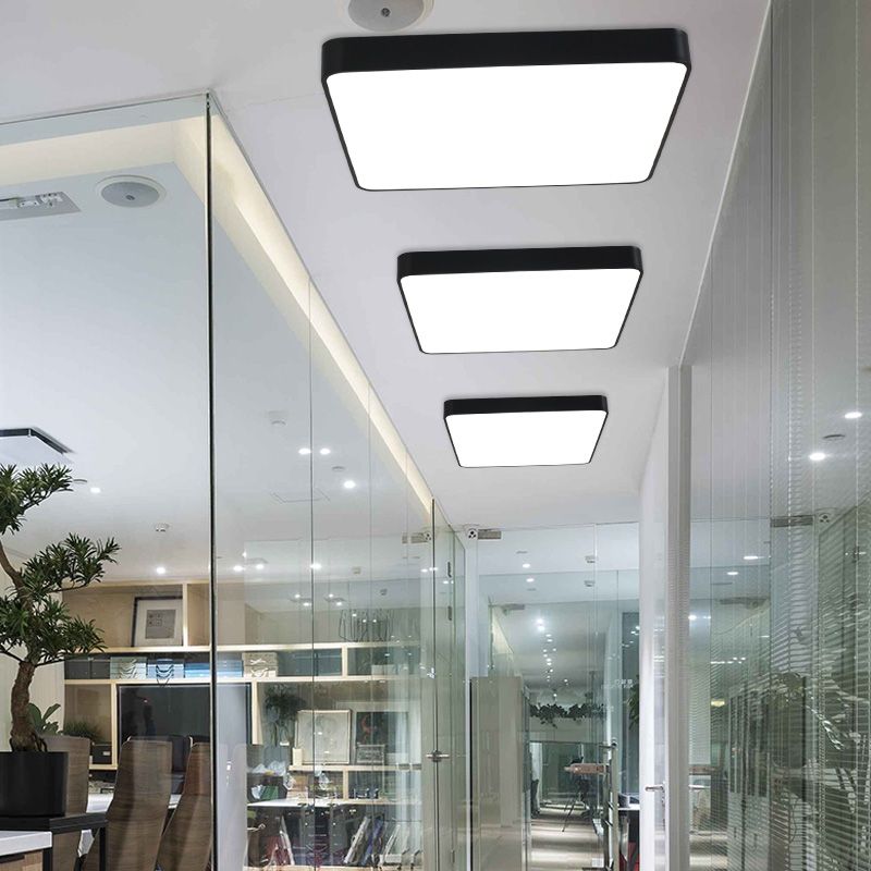 Schwarze, quadratische Deckenleuchte, schlichte LED-Deckenleuchte aus Aluminium