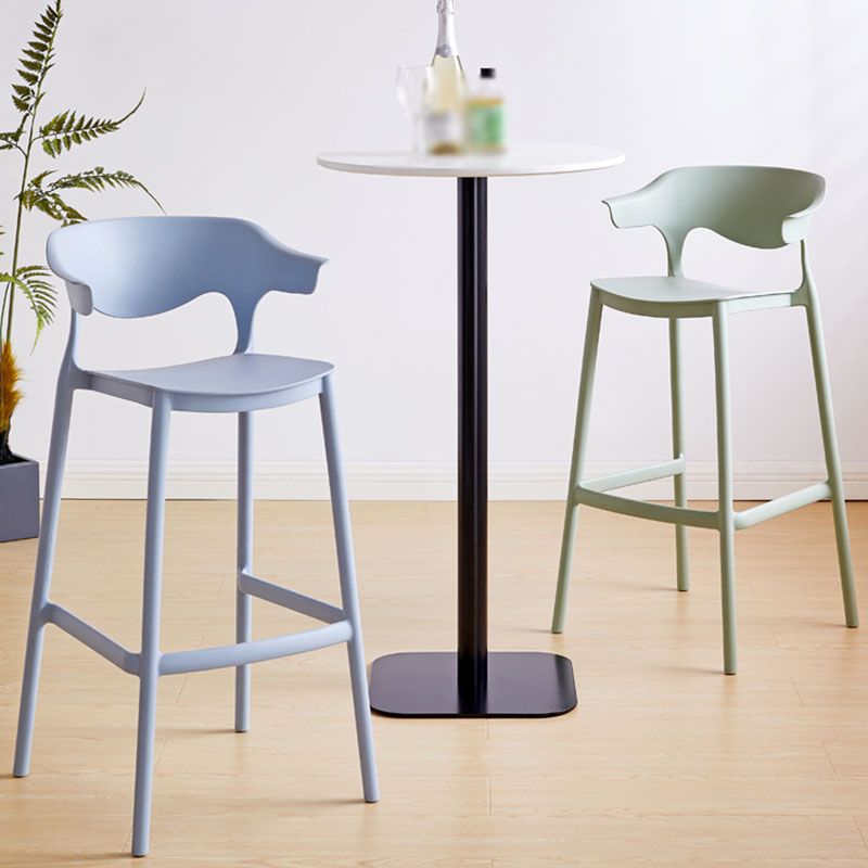 Tabouret de bar nordique à dossier bas en plastique, haut empilable d'intérieur avec siège en selle