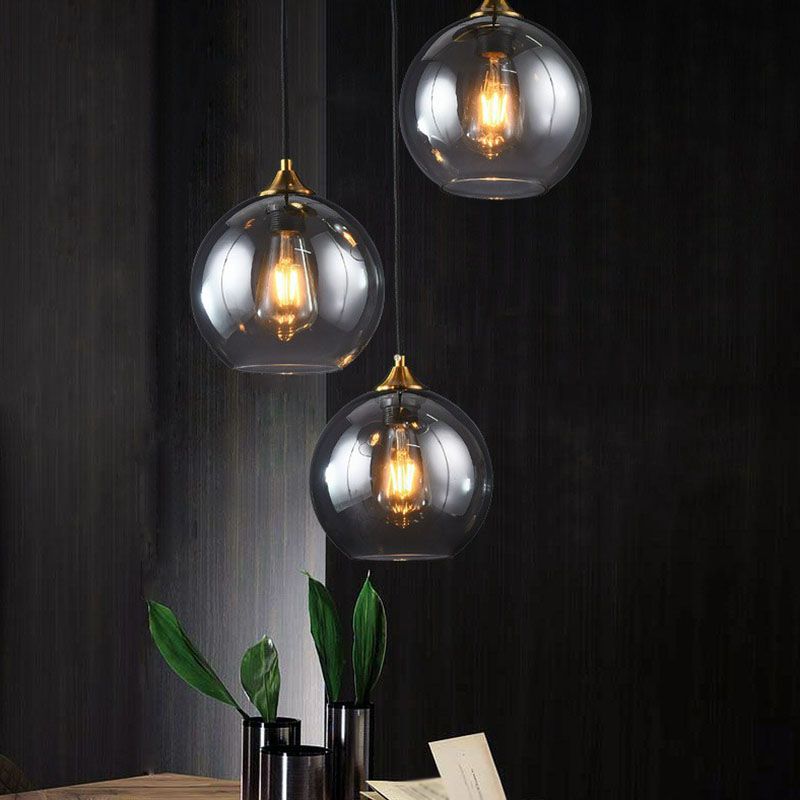 Postmoderne 3-Licht-Anhänger Antiquled Messing Globe Multiple Hanging Lamp mit Glasschatten