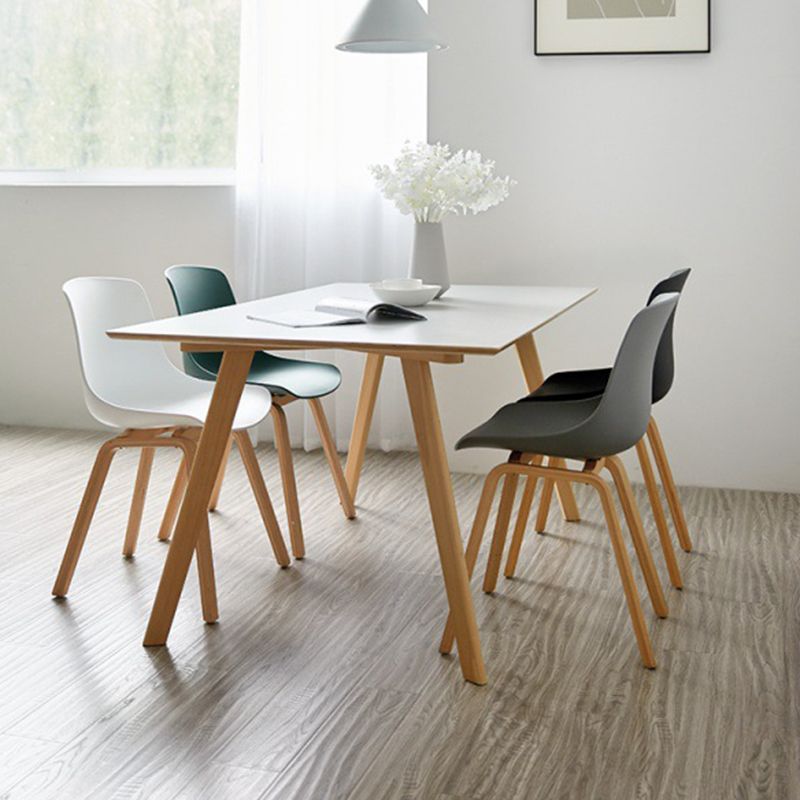 Silla de comedor con acabado mate de madera, silla lateral con respaldo sólido de restaurante escandinavo