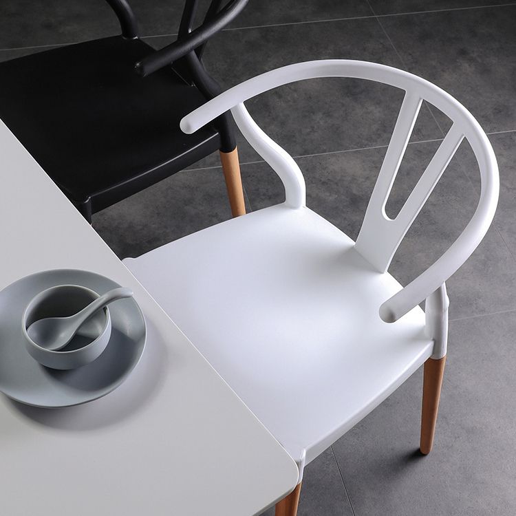 Sedia moderna del braccio braccio di faggio con finitura opaca sedia da pranzo in plastica