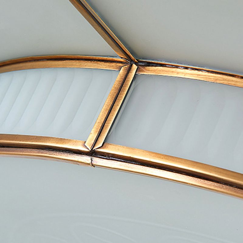 Plafonnier circulaire doré de style artistique colonial, plafonnier d'intérieur en cuivre avec abat-jour en verre