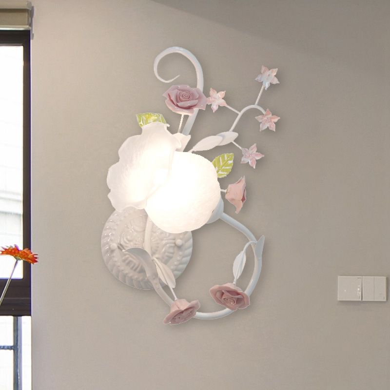 Lámpara de montaje de pared floral de tradicionalismo 1 cabezal aplastador de pared de vidrio blanco para dormitorio, izquierda/derecha