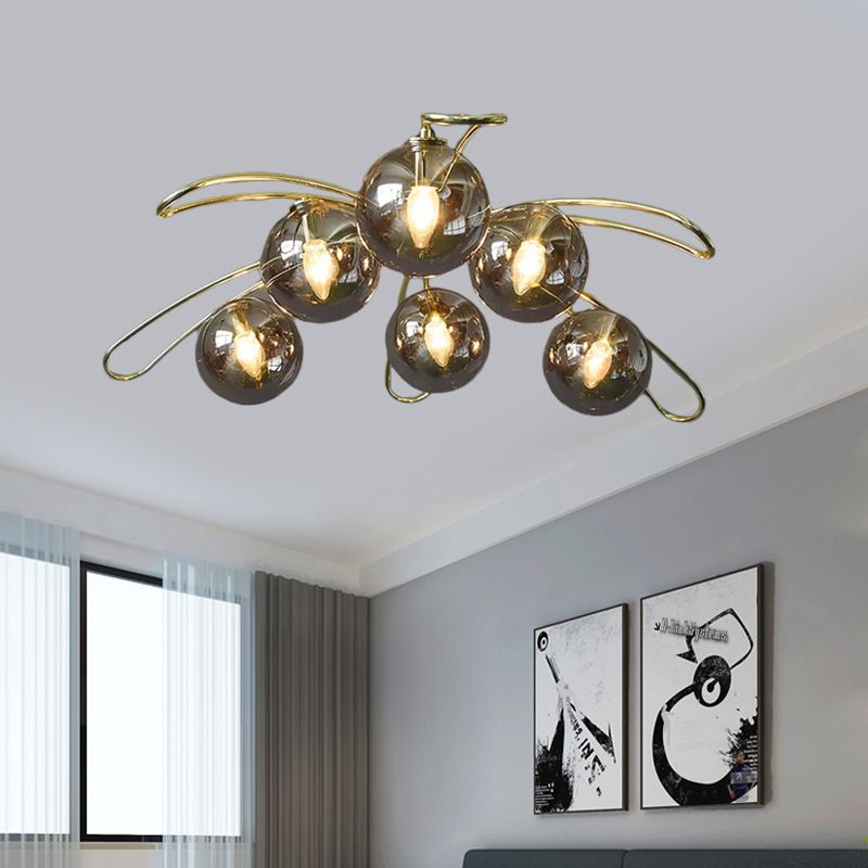 Rauchglaskugel Flush Kraut Mitte des Jahrhunderts 6 Lichter Messing Deckenmontagelampe mit Ast -Design