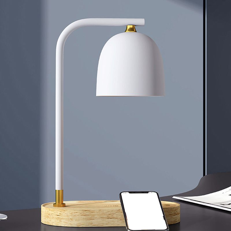 Lampada da comodino minimalista a 1 testa con finitura nera/bianca/rossa, cupola in legno con paralume metallico