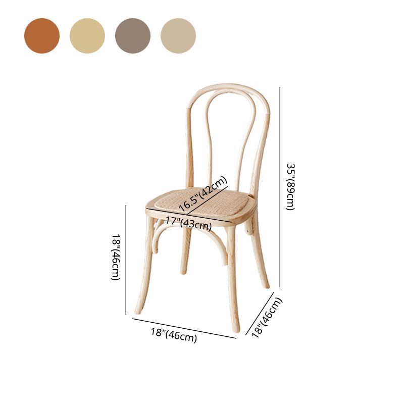 El comedor de madera del cortijo preside la silla lateral plegable trasera de Windsor para el restaurante