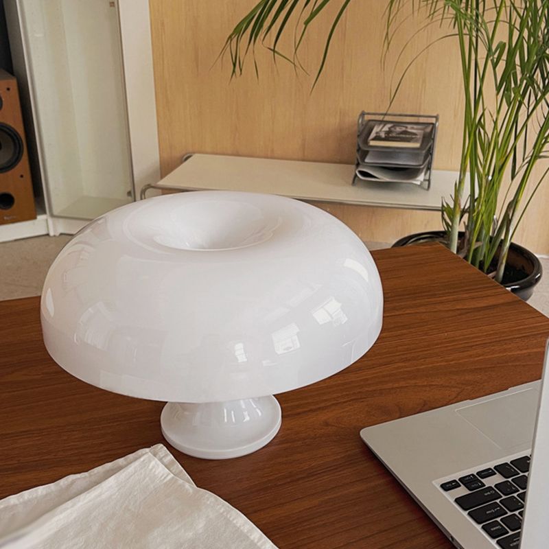 Lampada da tavolo colorata di macaron in stile nordico studia la scrivania della stanza per bambini