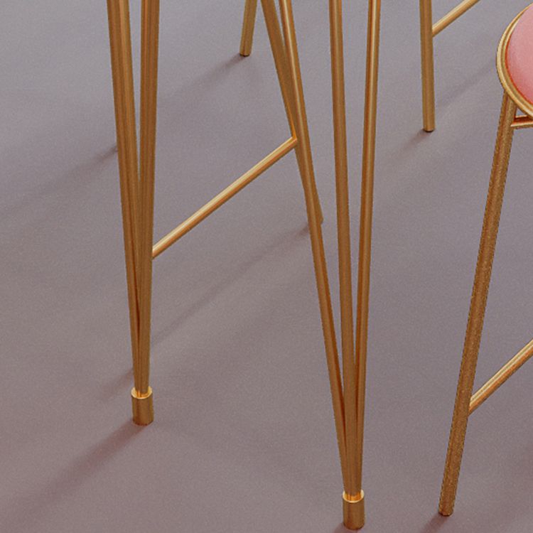 Table blanche de style glam dans le haut en fer et la table de bar à thé à lait en marbre en marbre en marbre