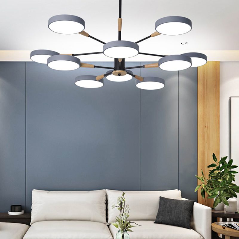 Apparecchiatura di illuminazione a sospensione dei cerchi metallici.