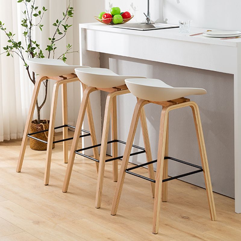 Barhocker im skandinavischen Stil, Holzbeine, PP-Schalensitz für Restaurantbar