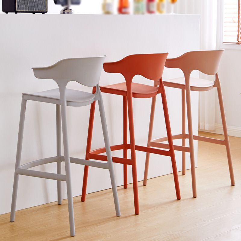 Taburete de bar de plástico de estilo moderno con reposapiés, taburete de bar apilable con respaldo bajo