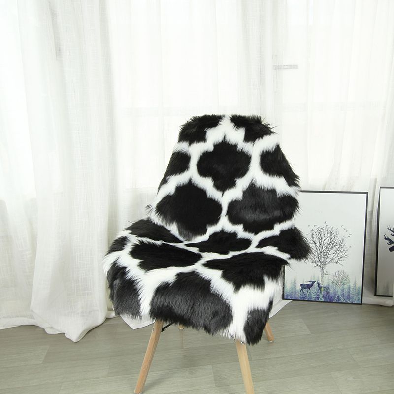 Stylish Black Carpet Geometric Pattern Polyester Area Rug Easy Care Area Rug for Home Decor