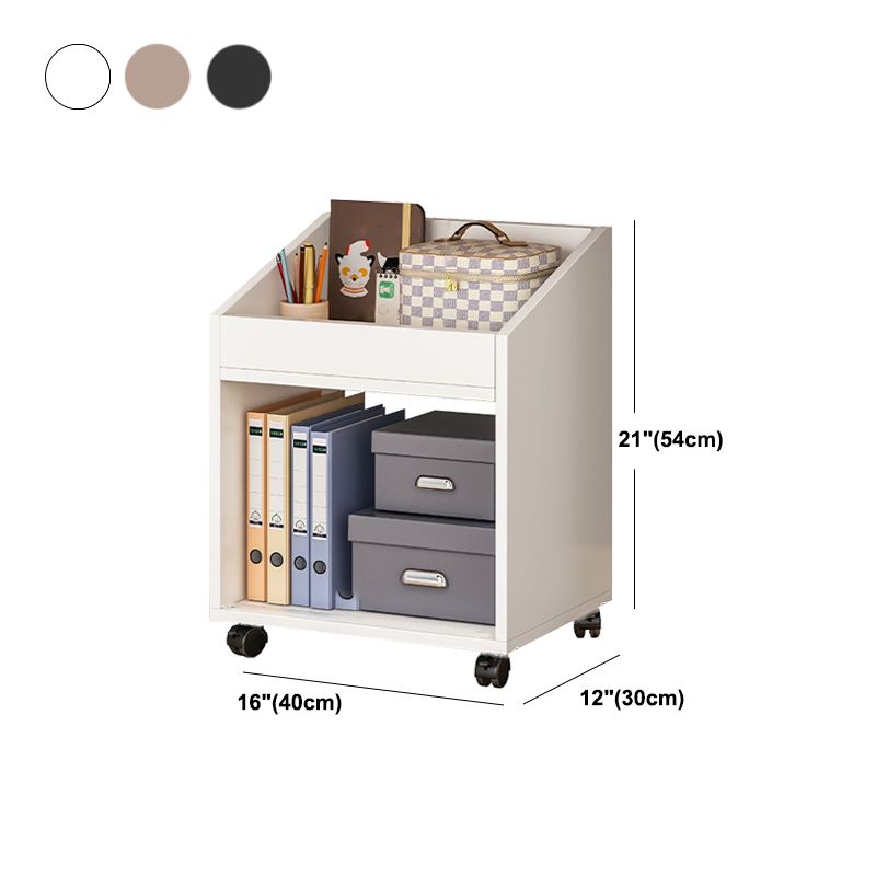 Libreria in stile scandinavo aperto per la sala di studio degli uffici per la casa