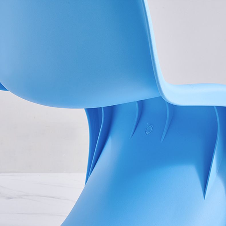 Sedie da pranzo senza bracciolo in plastica in plastica in stile scandinavo.