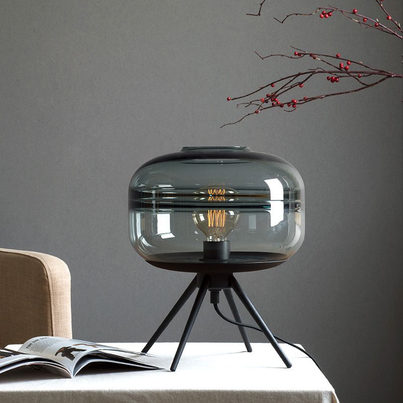 Lampe de table en verre de tambour de style nordique de style simplicité 11,5 "de largeur de chambre à coucher avec base de trépied en métal noir