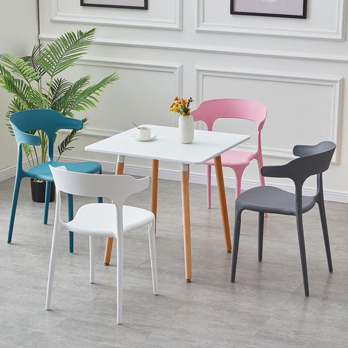 Silla de plástico moderna para interiores y exteriores, silla lateral de comedor apilable con respaldo abierto para el hogar con brazo