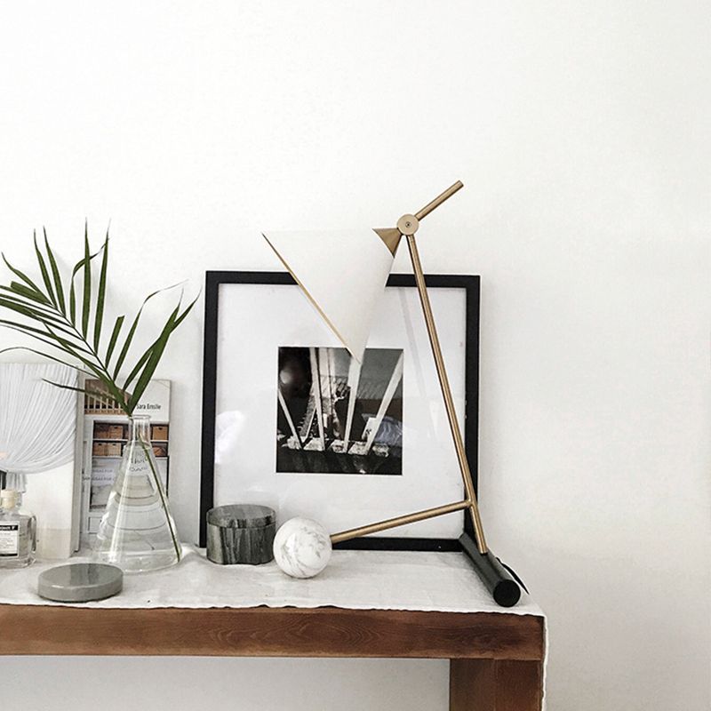 Cono de color blanco y latón luz Postmodern 1 cabezal de metal lámpara de mesa de 2 etapas para dormitorio