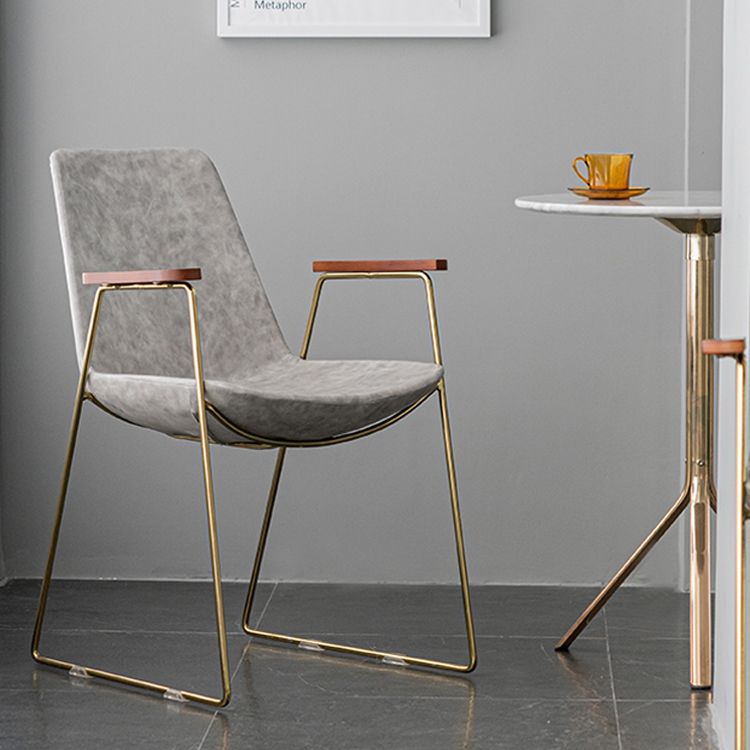 Silla auxiliar de comedor con respaldo sólido de diseño escandinavo Silla auxiliar de comedor de cuero