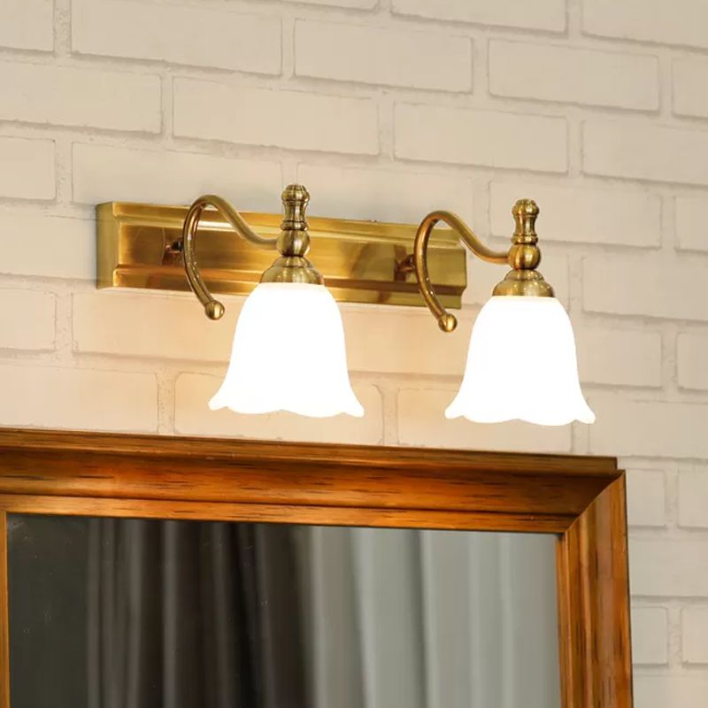 2/3 têtes Vanité Vanité légère lampe murale coloniale de salle de bain avec une teinte en verre d'opale de fleur en or