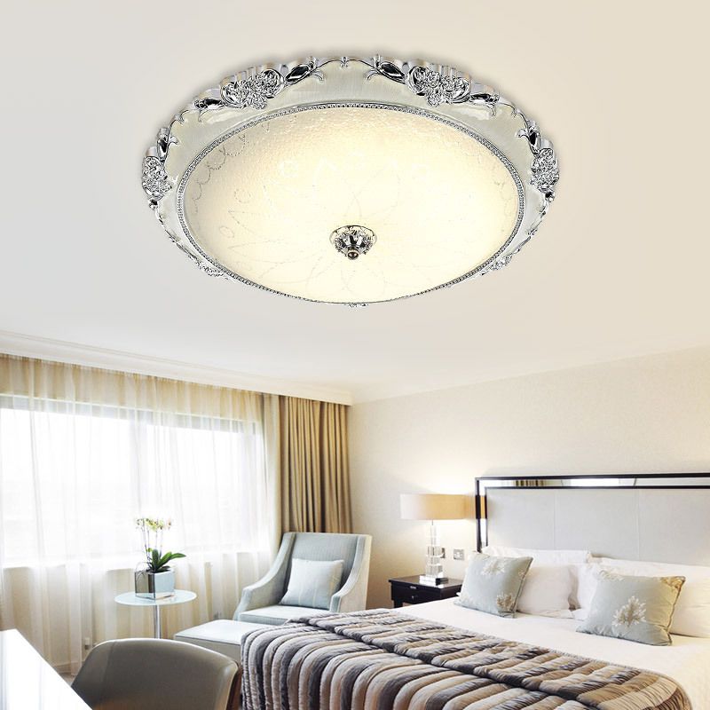 Kuppel-Unterputz-Deckenleuchten. Traditioneller Deckenleuchter aus Milchglas für den Flur