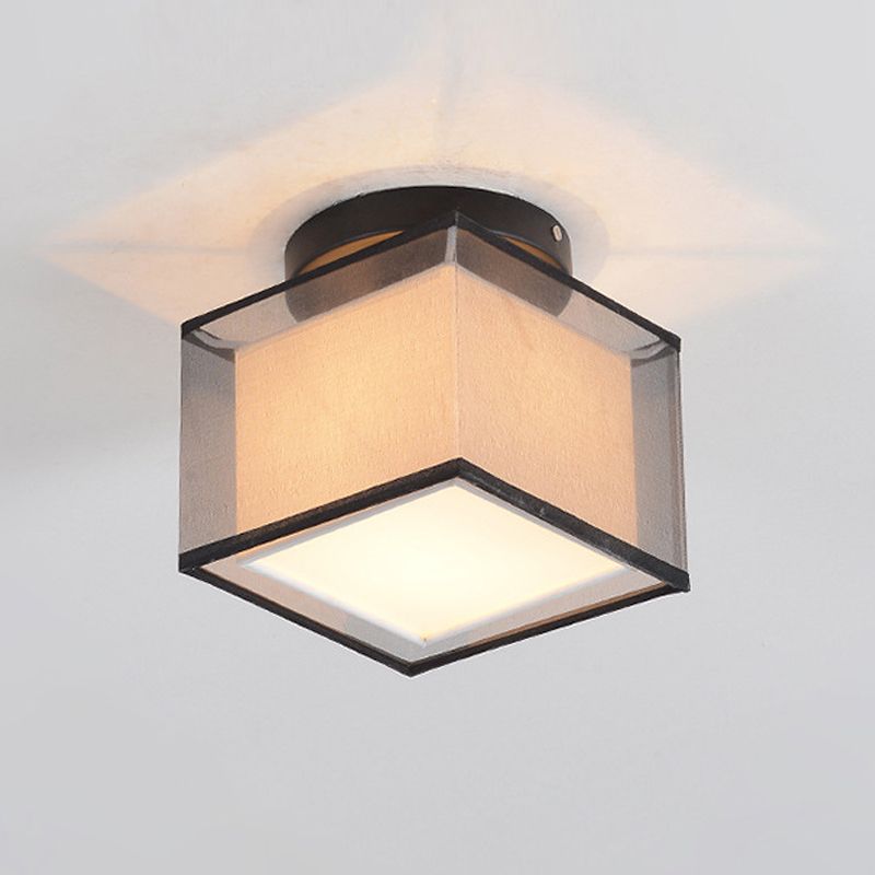 Traditionelle geometrische halbspüchen Deckenleuchte in der Nähe des Deckenlichts