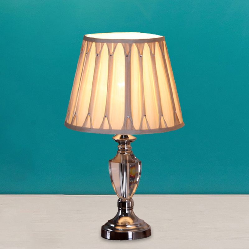 1 têtes de barre de têtes de table de nuance lumineuse traditionnelle lampe de chevet de tissu plinique beige traditionnel en chrome avec une base en cristal transparent