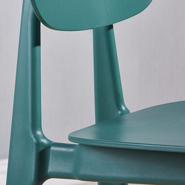 Chaise d'appoint en plastique de conférence scandinave, finition mate, chaise de salle à manger à dossier ouvert