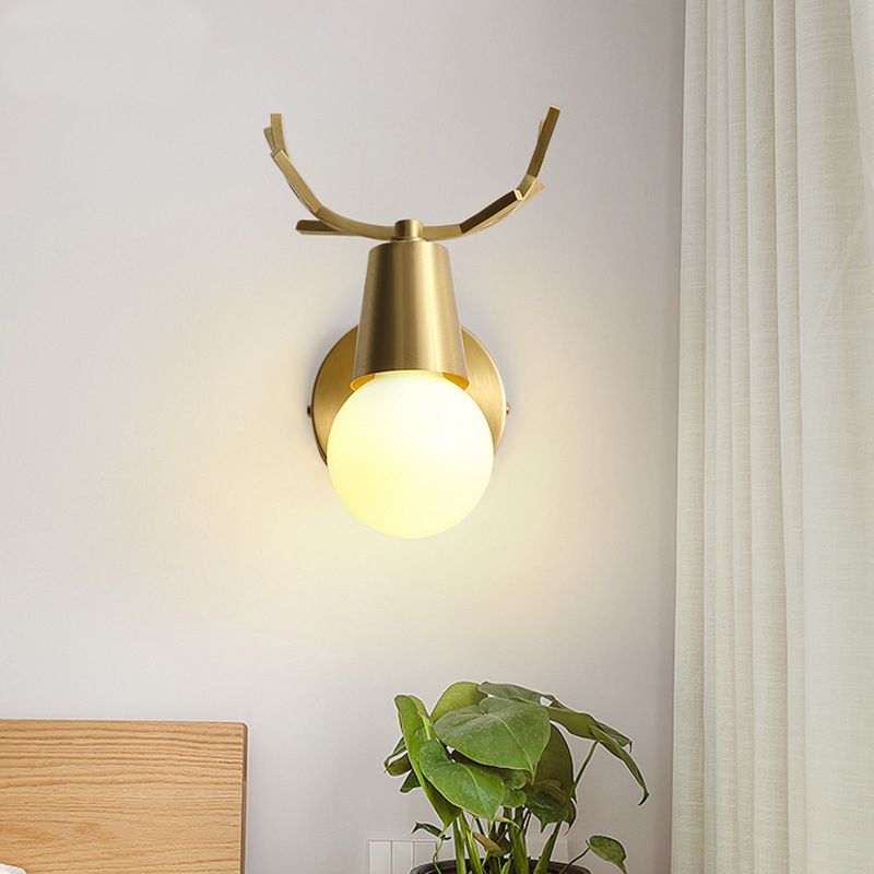 Luz de la pared de la pared de la asta de metal posmoderna de la pared dorada de la pared dorada para la sala de estar
