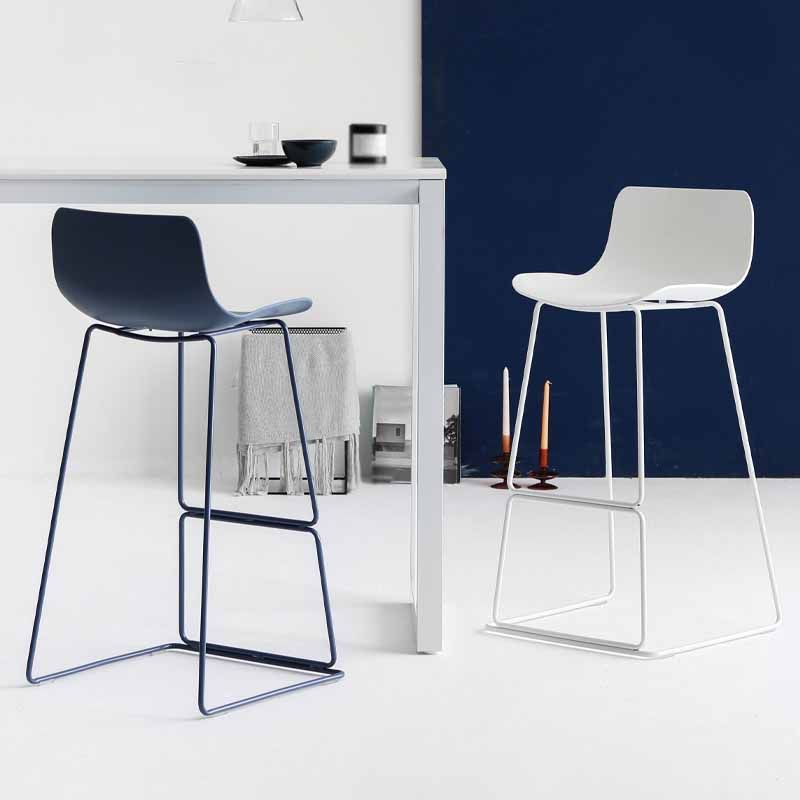 Taburetes de bar de plástico y metal de estilo escandinavo, taburetes de bar con respaldo bajo y reposapiés