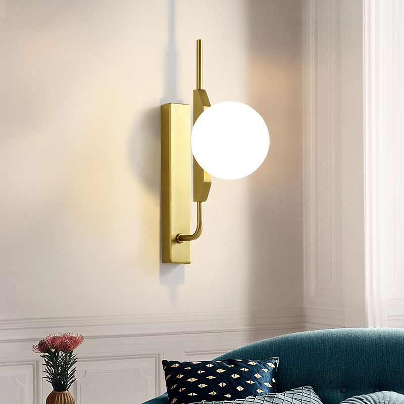 Globe Living Room SCONCE MOEST WIT GLAS 1 BULB Modernisme Wandlamp met gouden rechthoekige achterplaat