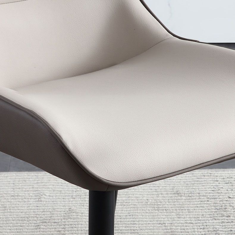 El comedor contemporáneo preside la butaca curvada de cuero mate de Parsons