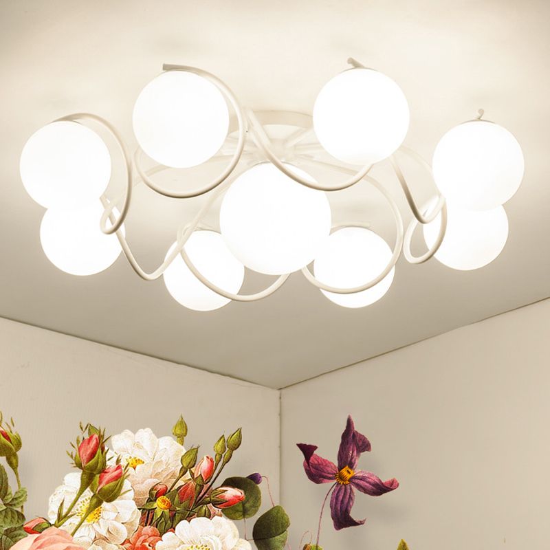 Weißer Glasball -Cluster Deckenleichter zeitgenössischer Einfachheitstil Semi Flush Mount Lampe mit Eisen kreativer Lampe Pfosten