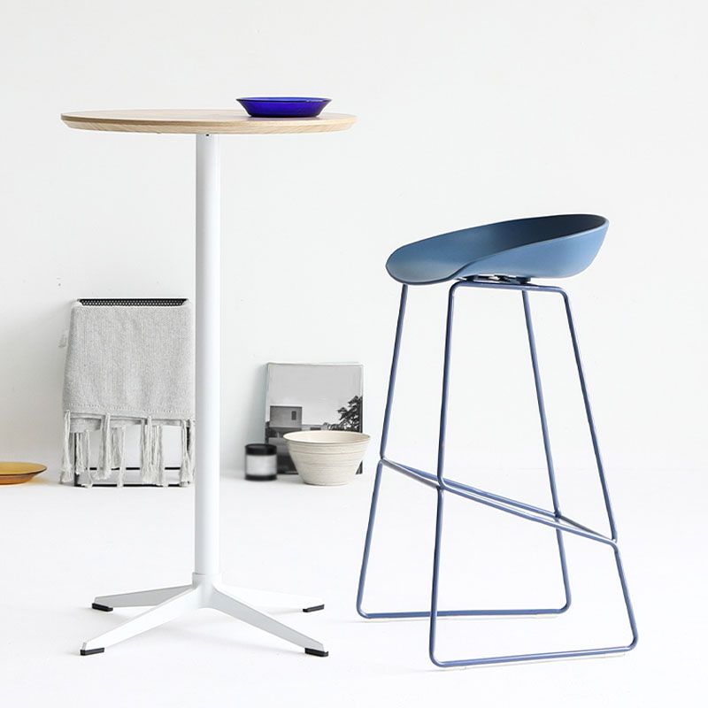Moderner Barhocker mit Schlittenbeinen, PP-Schalensitz-Barhocker für Thekenbar